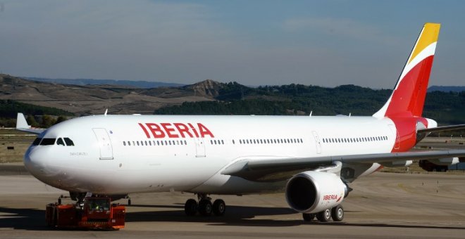 Un avión de Iberia en el aeropuerto de Madrid-Barajas. - AFP