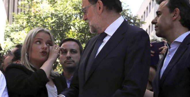 Marimar Blanco habla con Mariano Rajoy en el homenaje a su hermano. | JUAN CARLOS HIDALGO (EFE)