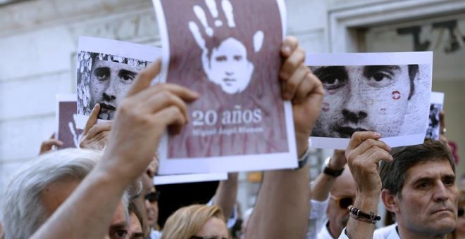 Varias de las personas participan esta tarde en una céntrica calle de Valladolid en el homenaje organizado por el PP de esta ciudad al concejal Miguel Ángel Blanco. /EFE