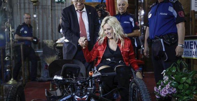 La atleta paralímpica, Gema Hassen-Bey, sonríe junto al Padre Ángel al recuperar su bicicleta robada durante el Word Pride de Madrid. /EFE