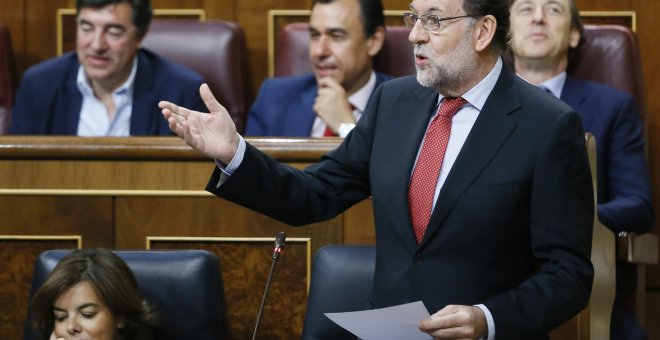 El presidente del Gobierno, Mariano Rajoy (d), interviene en la sesión de control al Ejecutivo celebrada en la Cámara Baja. Rajoy, ha ratificado su confianza en los ministros Cristóbal Montoro y Rafael Catalá frente a la reprobación de que han sido objeto