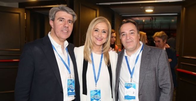 La presidenta de la Comunidad y del PP de Madrid, Cristina Cifuentes, junto a sus dos hombres fuertes en el Gobierno y el partido, Ángel Garrido (i) y Jaime González Taboada (d), en el Congreso regional de la formación. (Archivo) PP DE MADRID.