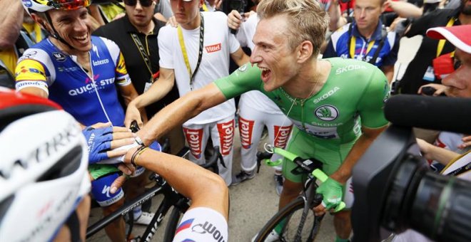 El ciclista alemán Marcel Kittel (C) del Quick Step Floors celebra su victoria tras la 11ª etapa del Tour de Francia entre las localidades de Eymet y Pau. /EFE