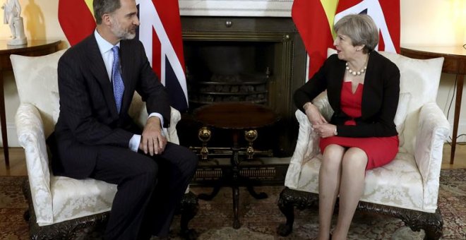 El rey Felipe junto a la primera ministra británica, Theresa May, en el 10 de Downing Street. /EFE