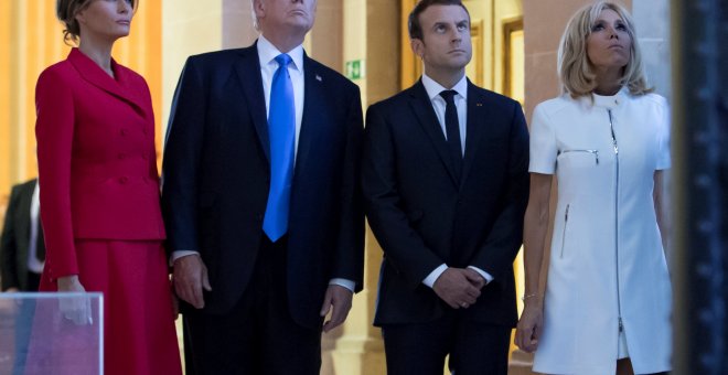 Emmanuel Macron, Donald Trump y sus respectivas esposas, este jueves en París. /REUTERS