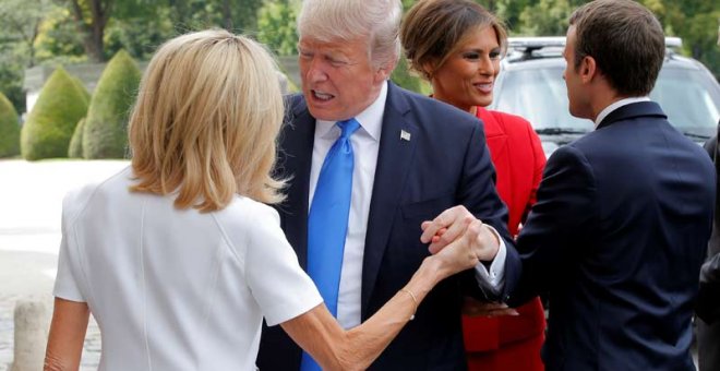 Trump saluda a Emmanuelle Macron en París. | MICHEL EULER (REUTERS)