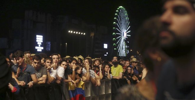 Un momento del minuto de silencio guardado en homenaje al acróbata fallecido Pedro Aunión.- EFE