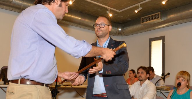 Guillermo Gross cede a Serafín Faraldos el bastón de mando de Valdemoro.