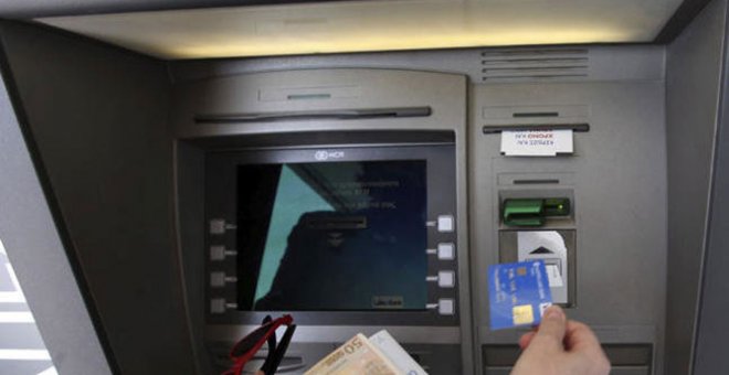 Casi la mitad de los pueblos de España carece de sucursal bancaria, lo que obliga a sus vecinos a desplazarse a otras localidades para disponer de efectivo.