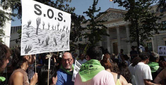 Miembros de unos 100 colectivos por los derechos de las personas migrantes durante la concentración que han protagonizado hoy ante el Congreso para despedir a la Caravana Abriendo Fronteras, que se dirigirá con más de 400 activistas a Melilla para protest