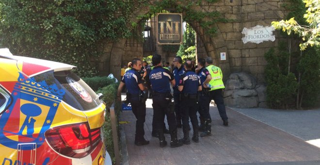 Imágenes de la Policía y el Samur en su intervención tras el accidente del Parque de Atracciones de Madrid./Twitter Emergencias