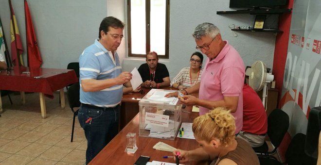 Fotografía facilitada por la Candidatura de Guillermo Fernández Vara a la secretaría general del PSOE de Extremadura, quién ha dicho hoy tras votar en Olivenza (Badajoz) que cuando concluyan las primarias "todos" tienen que estar con el ganador. EFE