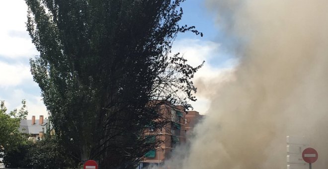 Incendio de un bus de la EMT en Madrid. / FOTO: @STRAN6E (TWITTER)