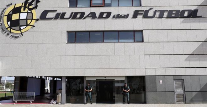 Agentes de la Guardia Civil custodian el acceso principal de la sede de la Federación Española de Fútbol, en la localidad madrileña de Las Rozas. | CHEMA MOYA (EFE)