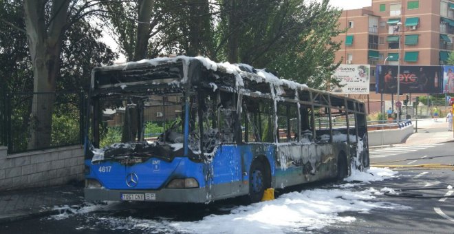 Un autobús de la EMT arde en la calle Velázquez de Madrid. TWITTER/@FuencarralPardo