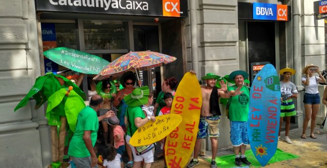 Protesta de la PAH a una oficina de Catalunya Caixa de Barcelona. FOTO: Esperanza Escribano