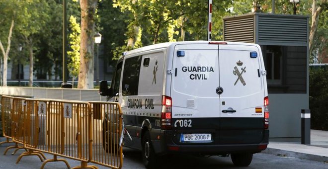 El furgón de la Guardia Civil que traslada a Gorka Villar, hijo del presidente de la Real Federación Española de Fútbol (RFEF), Ángel María Villar, a su llegada hoy a la Audiencia Nacional.- EFE