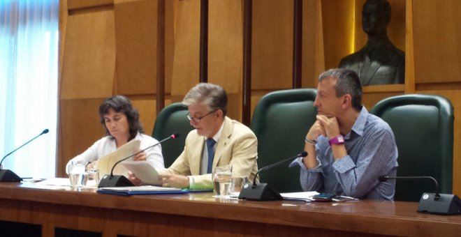 Pedro Santisteve, alcalde de Zaragoza, con los concejales Luisa Broto y Fernando Rivarés, durante un pleno del Ayuntamiento.