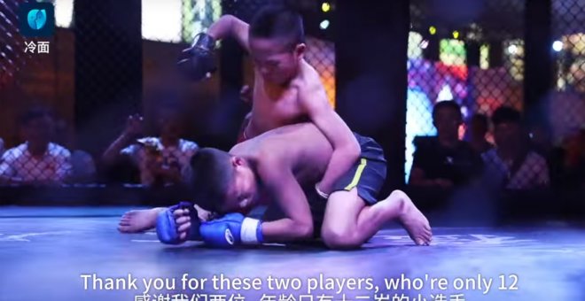 Fotograma del vídeo promocional del club de lucha que investiga la Policía, en el que se ve a dos menores peleando.- YOUTUBE