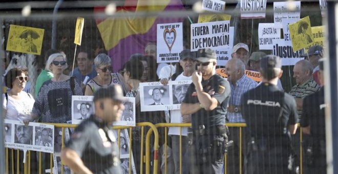 Medio centenar de manifestantes se concentra cerca de la sede de la Audiencia Nacional donde hoy comparecerá el presidente del Gobierno, Mariano Rajoy, como testigo en el macrojuicio de corrupción de la trama Gürtel en una sesión en la que también está ci