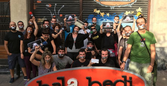 Los integrantes de la radio Hala Bedi, en solidaridad con el periodista multado por la Ley Mordaza