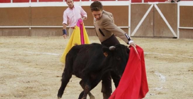 Pepín Liria da una clase a un alumno de la Escuela de Tauromaquia de la Región de Murcia