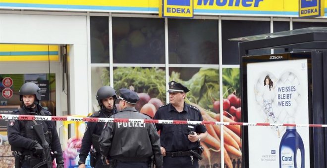 La policía monta guardia frente a un supermercado en Hamburgo (Alemania) hoy, 28 de julio de 2017 en donde, según fuentes policiales, un hombre ha atacado a cuchilladas a varias personas. Una persona ha fallecido y varias resultaron heridas. El sospechoso