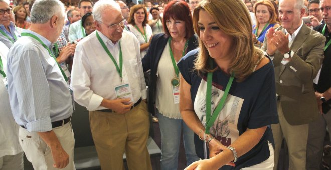 La presidenta andaluza y secretaria general del PSOE-A, Susana Díaz, junto al los expresidentes de la Junta José Antonio Griñán  y Manuel Chaves y el exvicepresidente del Gobierno Alfonso Guerra.EFE/Julio Muñoz.