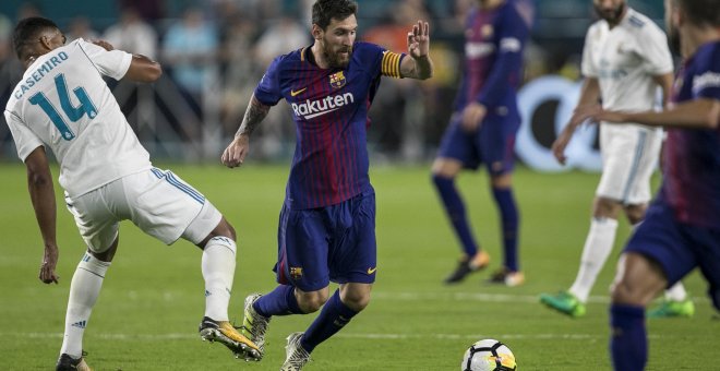 Messi durante sortea una entrada Casemiro en el primer clásico de la temporada en Miami. EFE/Edu Bayer