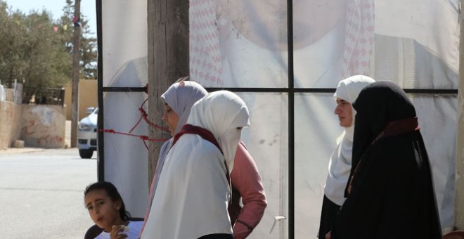 Mujeres jordanas se reúnen fuera de un centro electoral en Amman, Jordania, durante las elecciones legislativas de septiembre de 2016 /AFP (Khalil Mazraawi)