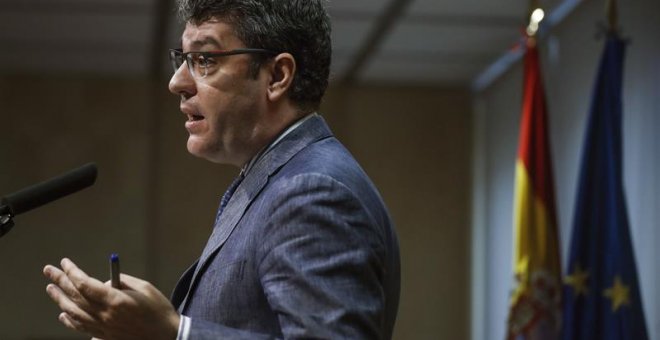 El ministro de Energía, Turismo y Agenda Digital, Álvaro Nadal, durante la rueda de prensa en la que ha anunciado la decisión del Gobierno de denegar la autorización de funcionamiento de la central nuclear de Garoña (Burgos). EFE/Emilio Naranjo