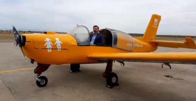 El presidente de HazteOir.org, Ignacio Arsuaga, en el acto de presentación de la campaña del #HOBusAéreo en el Aeródromo de Casarrubios (Toledo). / HAZTE OÍR