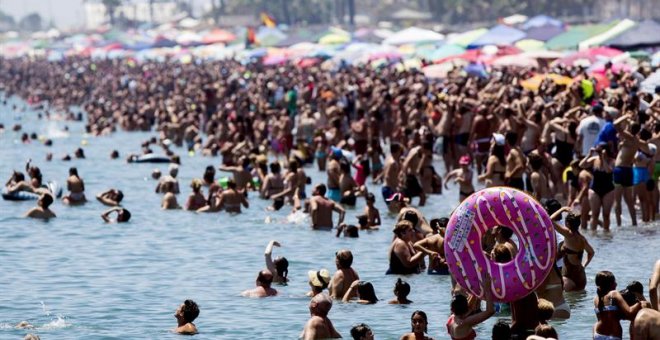 Numerosas personas abarrotan la playa de la localidad malagueña de Torre del Mar. - EFE