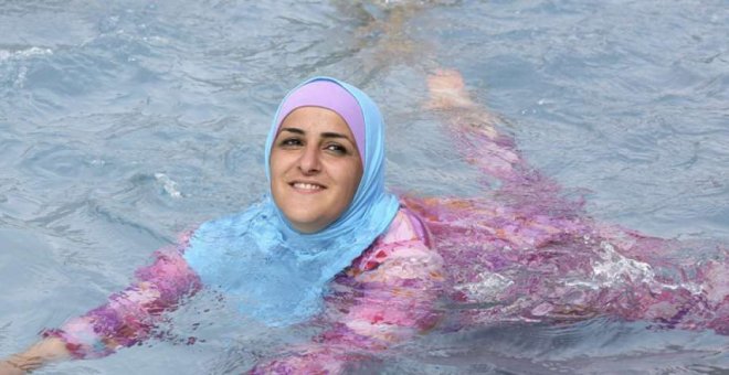Una mujer turca se baña en una piscina en Berlín con un burkini. EFE/Archivo