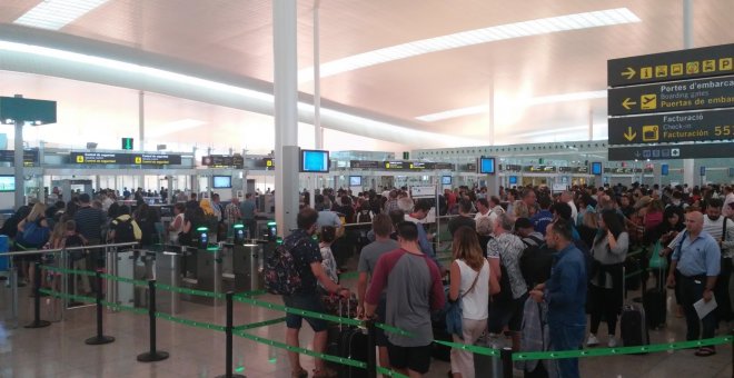 Colas en el control de pasajeros en el Aeropuerto de El Prat de Barcelona. E.P.