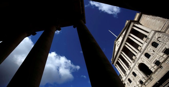 La sede del Banco de Inglaterra, visto desde la columnata del edificio de la antigua bolsa de Londres, en la City. REUTERS/Neil Hall