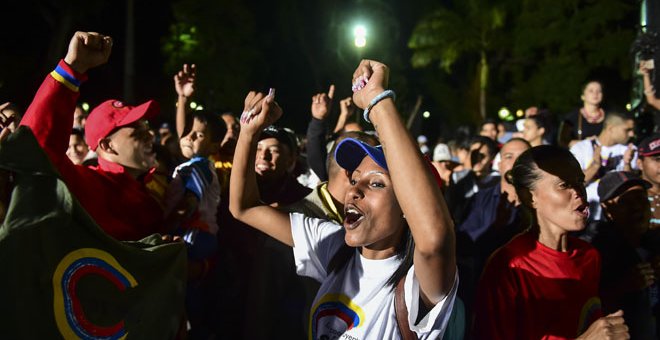 Ciudadanos celebran los resultados de la votación a la Asamblea Constituyente en Caracas /AFP (RONALDO SCHEMIDT)