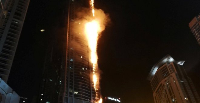 Incendio en el emblemático rascacielos de Dubái 'La Antorcha'.REUTERS/Mitch Williams