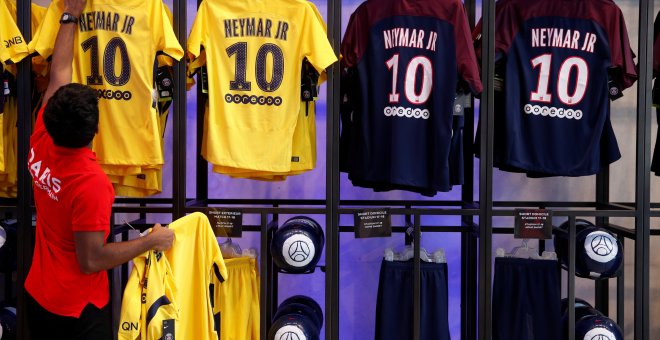 Las camisetas de Neymar Jr. con el PSG ya están a la venta.REUTERS