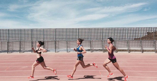 Las atletas María José Pérez, Marta Pérez Castro, e Irene Sánchez Escribano, en un entrenamiento