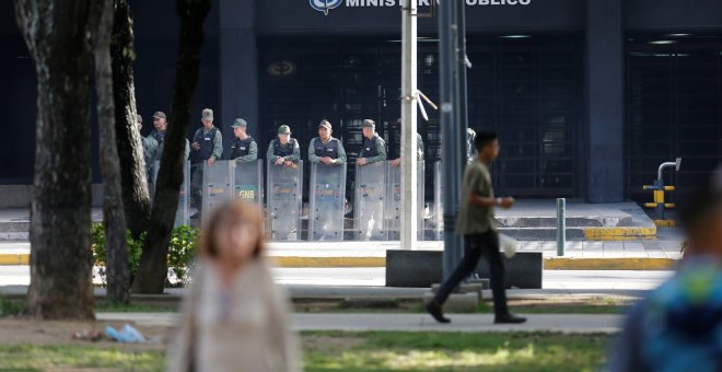 Miembros de la Guardia Nacional Bolivariana apostados en la sede principal del Ministerio Público.- REUTERS/Andres Martinez Casares