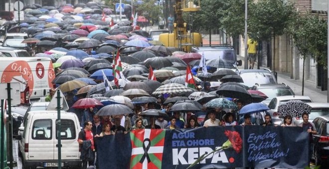 Manifestación celebrada esta tarde en Galdakao, Bizkaia, convocada por la izquierda abertzale, para protestar por la actual política penitenciaria tras la muerte del preso de ETA Kepa del Hoyo de un infarto en la prisión de Badajoz. EFE/Javier Zorrilla