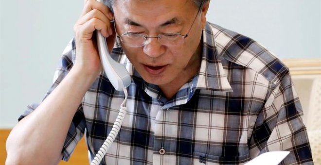 El presidente de Corea del Sur, Moon Jae-in habla por teléfono con el presidente estadounidense Donald Trump EFE/EPA/YONHAP