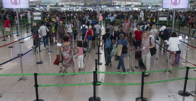 Vista de los accesos al control de seguridad del Aeropuerto de Barcelona-El Prat en la tercera jornada de paros de los trabajadores de Eulen. EFE/Quique García