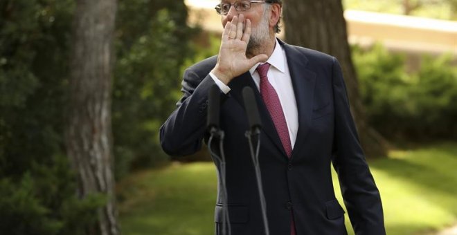 El presidente del Gobierno, Mariano Rajoy, momentos antes de la rueda de prensa que ha ofrecido hoy tras su tradicional despacho de verano con el rey Felipe VI, en el Palacio de Marivent.- EFE/Ballesteros