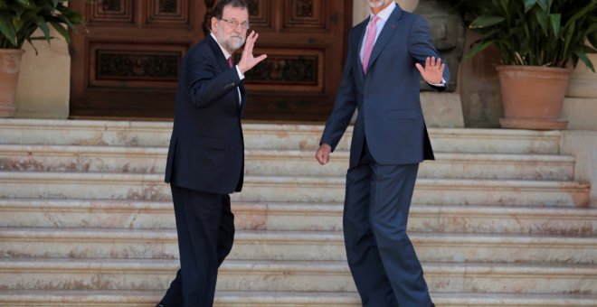 El rey Felipe VI y el presidente del Gobierno, Mariano Rajoy, antes de su tradicional despacho de verano en el Palacio de Marivent. REUTERS/Enrique Calvo