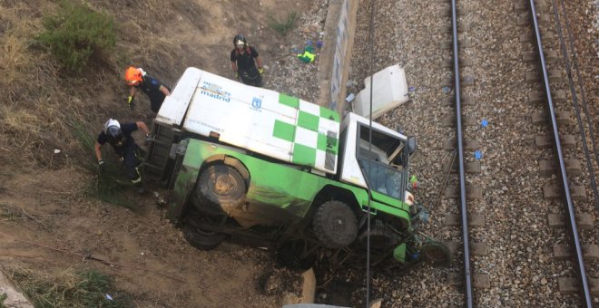 El vehículo se precipitó a las vías en la zona cercana al parque Juan Carlos I.- EMERGENCIAS MADRID