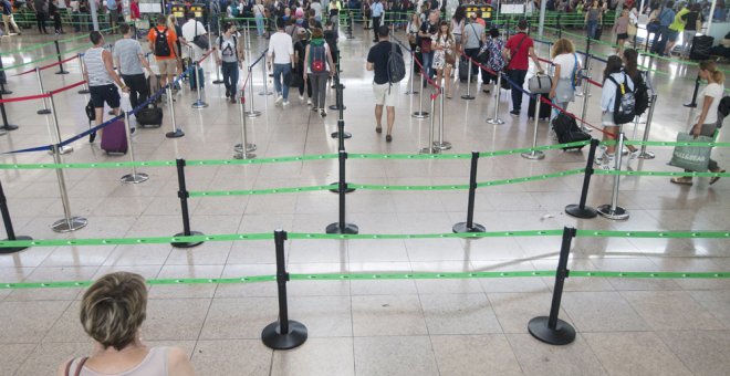 Vista de los accesos al control de seguridad del Aeropuerto de Barcelona-El Prat durante los paros del lunes. EFE/Quique García