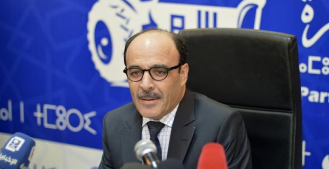 El ya ex secretario general del Partido marroquí Autenticidad y Modernidad (PAM), Ilyas al Omari, hoy durante la rueda de prensa en la que ha informado a los medios de su dimisión.- EFE/Mohamed Siali