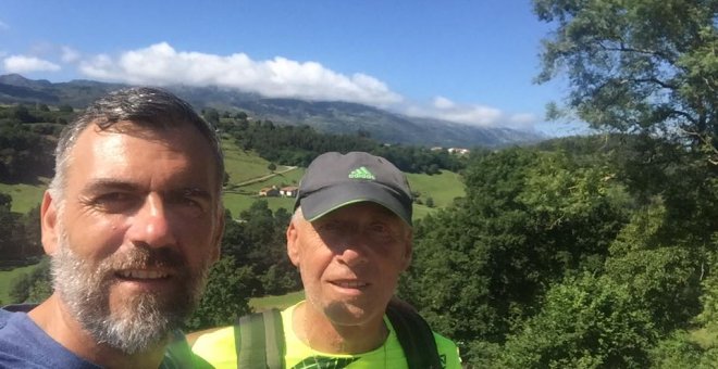 Tomás Alonso junto con su padre durante el Camino de Santiago / PÚBLICO